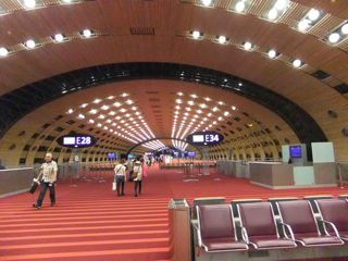 シャルル ド ゴール空港は 木質感満載
